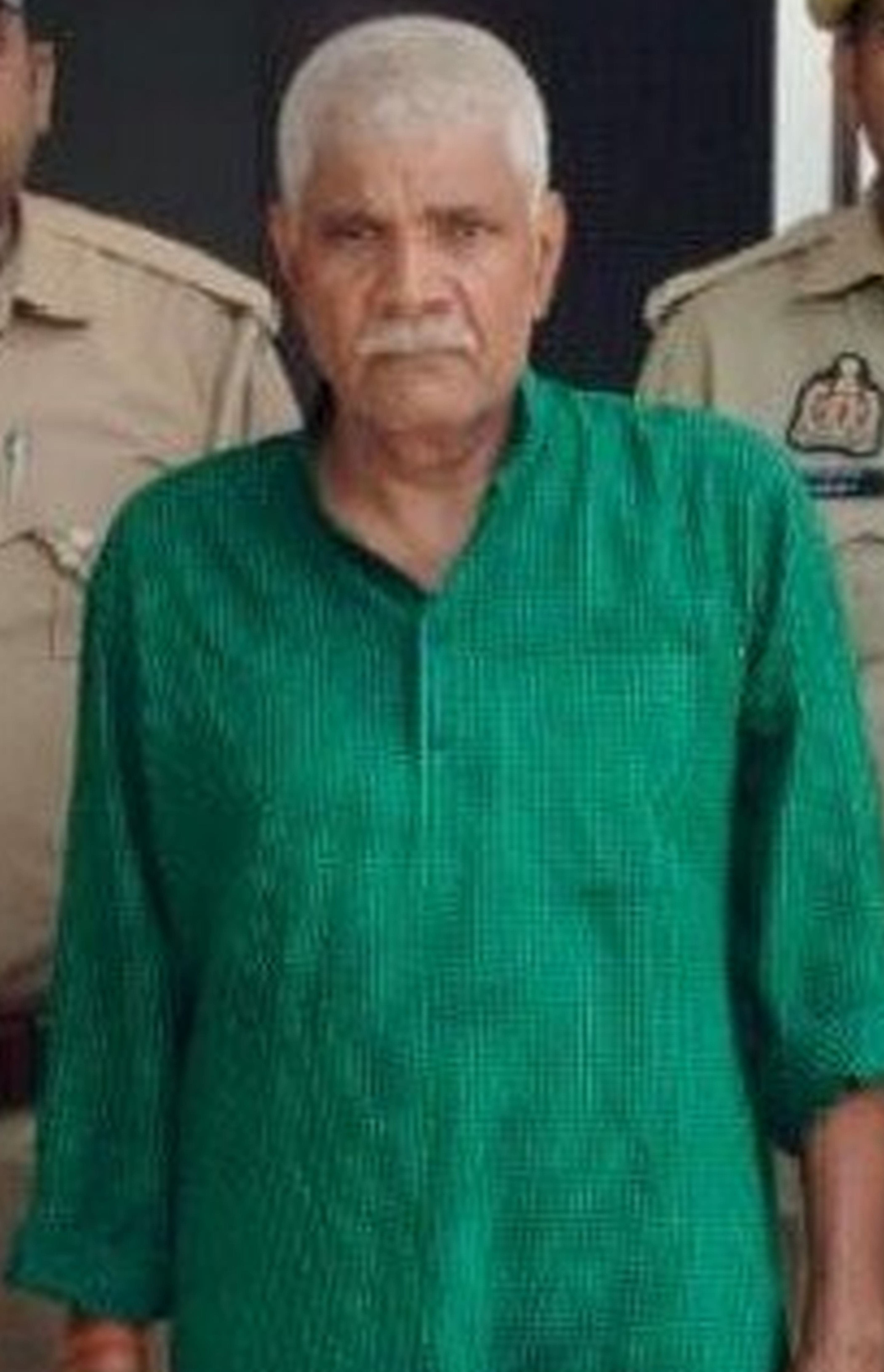 फोटो-42-बिंदकी कोतवाली में पकड़ा गया रामखेलावन। स्रोत: पुलिस फोटो-42-बिंदकी कोतवाली में पकड़ा गया रामखेलावन। स्रोत: पुलिस