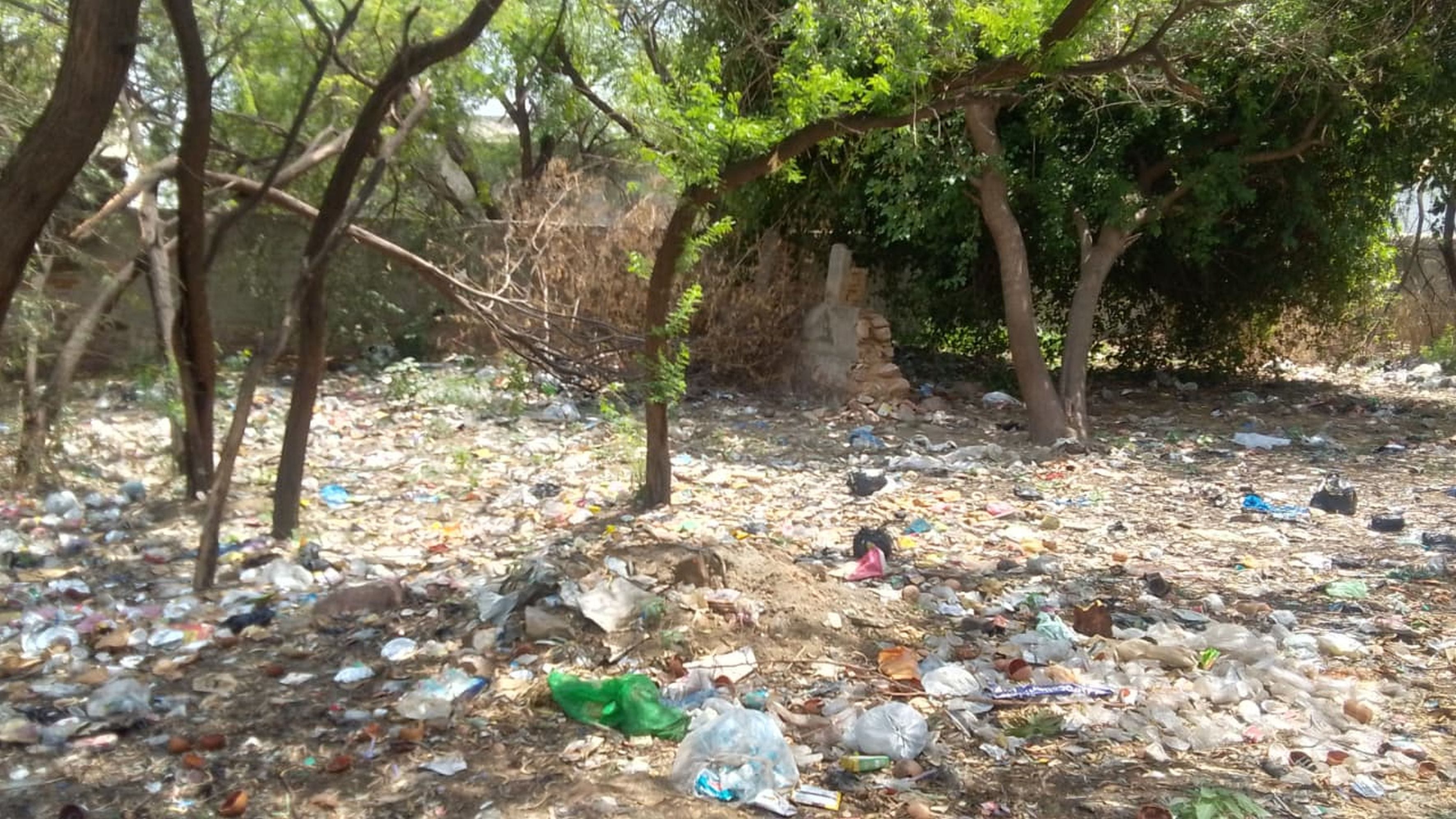 फोटो-52किला के सामने शौचालय का सर्वेक्षण करने पहुंची टीम। संवाद फोटो-52किला के सामने शौचालय का सर्वेक्षण करने पहुंची टीम। संवाद