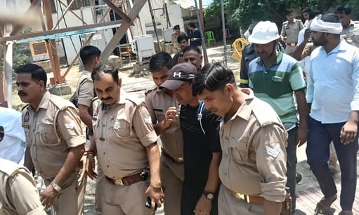फोटो-6 टॉवर से उतारकर युवक चंदन को ले जाती पुलिस। संवाद फोटो-6 टॉवर से उतारकर युवक चंदन को ले जाती पुलिस। संवाद