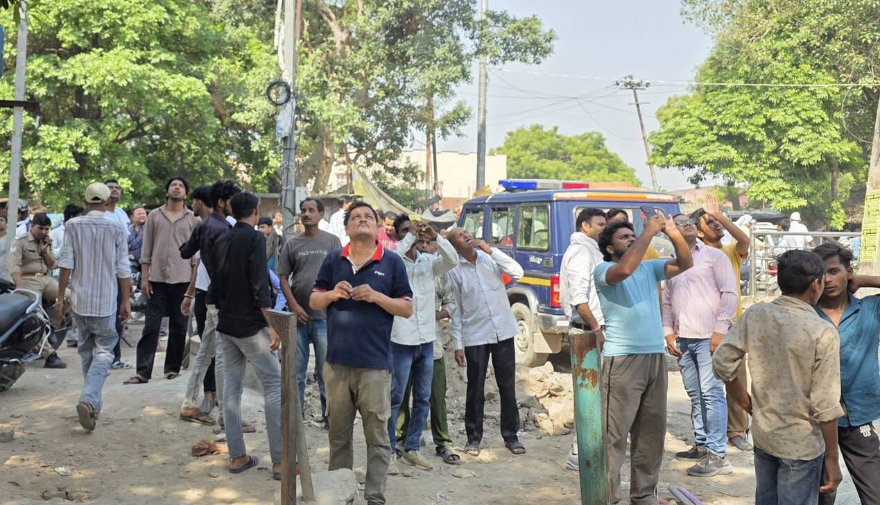 फोटो-6 टॉवर से उतारकर युवक चंदन को ले जाती पुलिस। संवाद फोटो-6 टॉवर से उतारकर युवक चंदन को ले जाती पुलिस। संवाद
