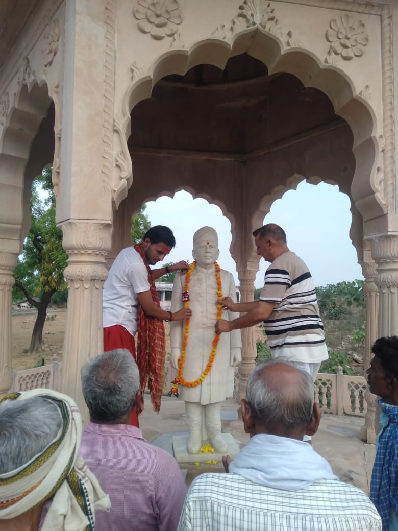 फोटो कैप्शन: मांडा के बरहा कला गांव में मारपीट के मामले में वायरल वीडियो का ग्रैब।