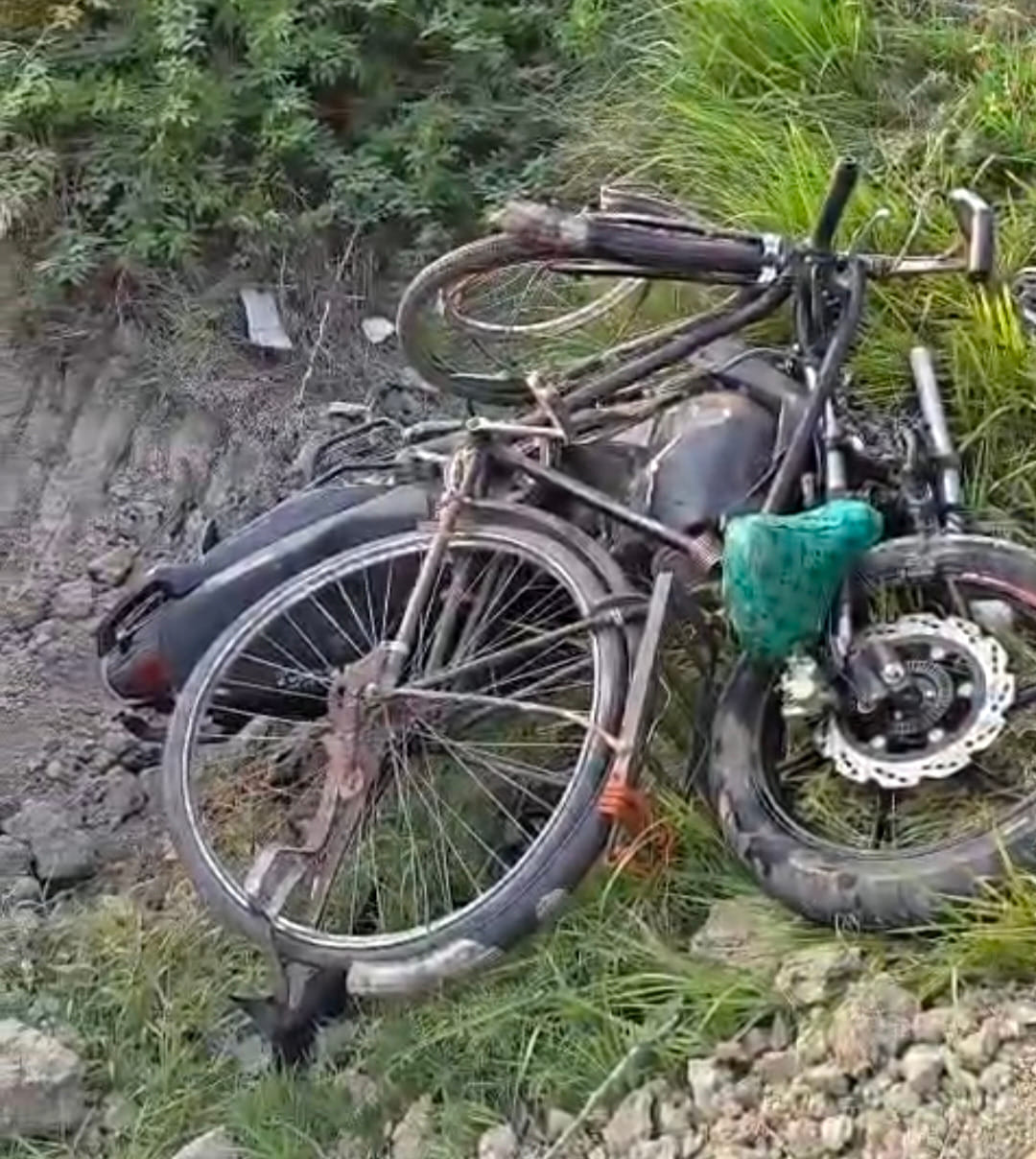 फोटो40 घायलों को एंबुलेंस से अस्पताल भेजते पुलिसकर्मी। संवाद फोटो40 घायलों को एंबुलेंस से अस्पताल भेजते पुलिसकर्मी। संवाद