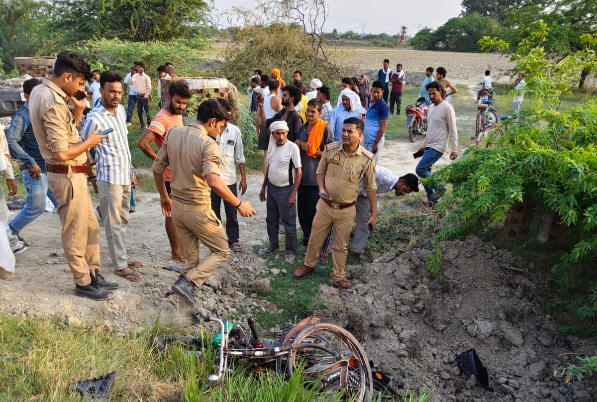 फोटो40 घायलों को एंबुलेंस से अस्पताल भेजते पुलिसकर्मी। संवाद फोटो40 घायलों को एंबुलेंस से अस्पताल भेजते पुलिसकर्मी। संवाद