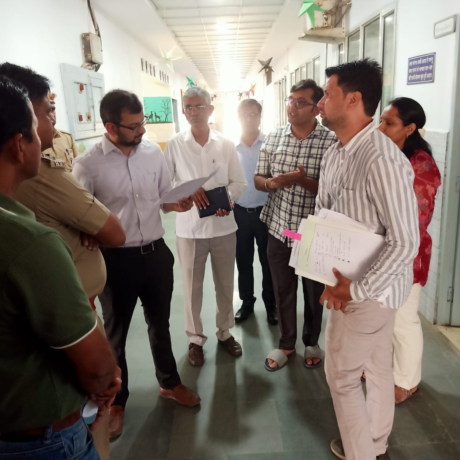 फतेहाबाद। एचटेट परीक्षा केंद्रों का निरीक्षण करते हुए सीटीएम गौरव गुप्ता। सूचना विभाग