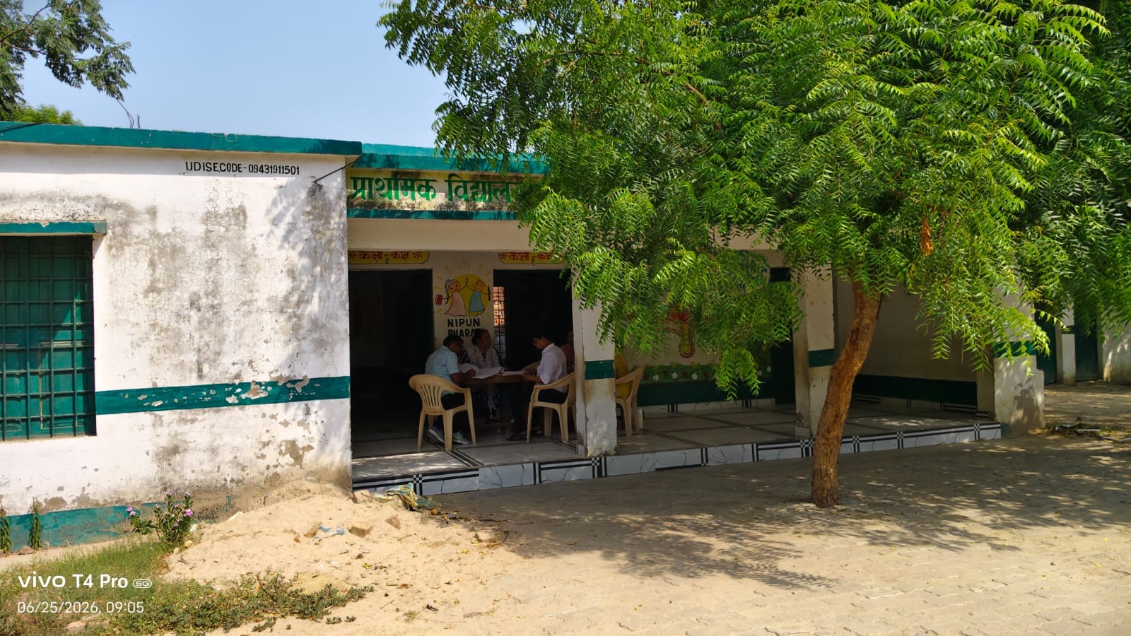 गर्मी की छुट्टियों के बाद खुले प्राथमिक विद्यालय फतनपुर में विद्यालय में पहले दिन पहुंचे बच्चे गर्मी की छुट्टियों के बाद खुले प्राथमिक विद्यालय फतनपुर में विद्यालय में पहले दिन पहुंचे बच्चे