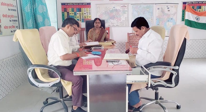 गर्मी की छुट्टियों के बाद खुले प्राथमिक विद्यालय फतनपुर में विद्यालय में पहले दिन पहुंचे बच्चे गर्मी की छुट्टियों के बाद खुले प्राथमिक विद्यालय फतनपुर में विद्यालय में पहले दिन पहुंचे बच्चे