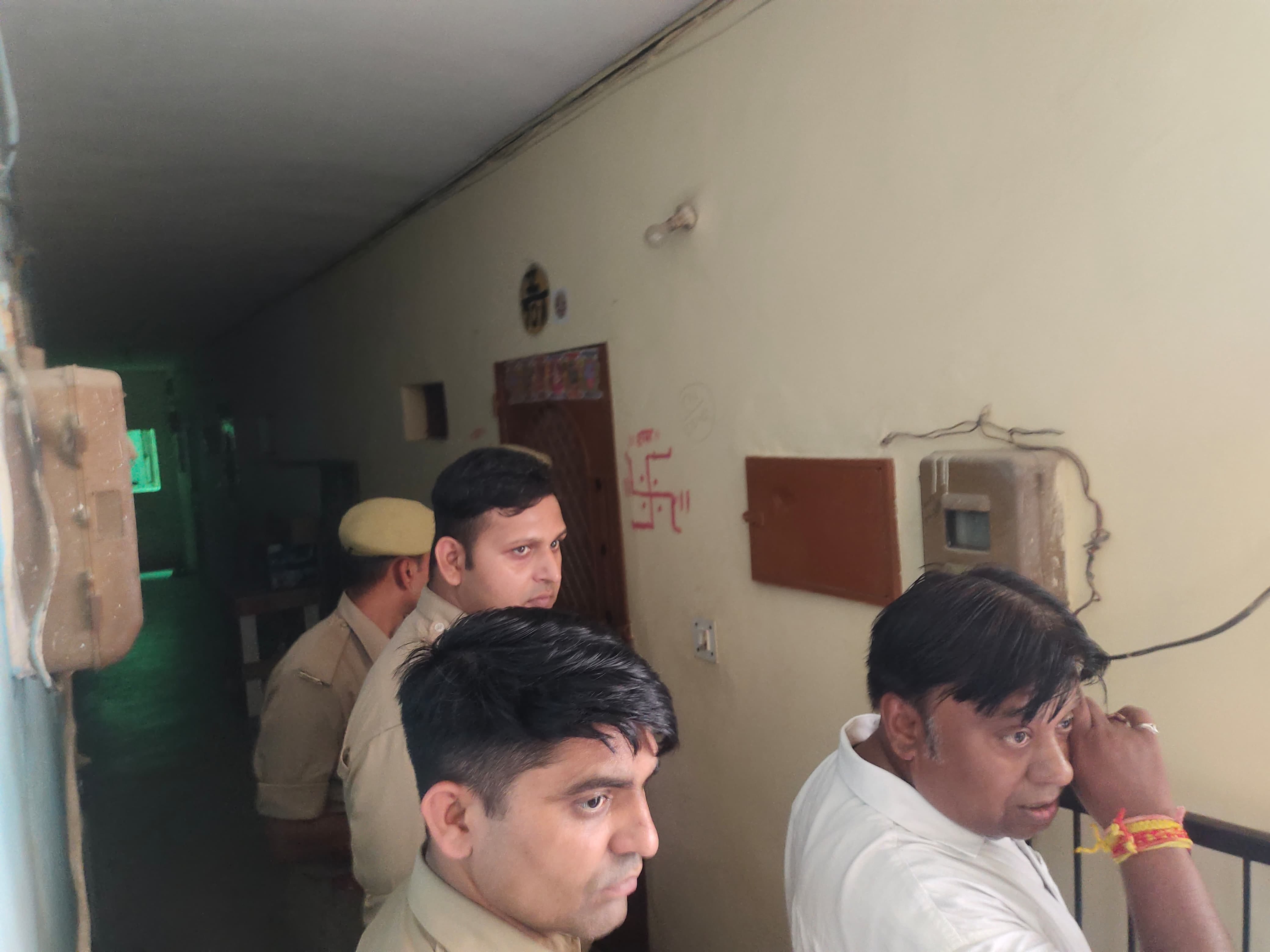 गिरधर सिंह बिष्ट के लौटने के बाद घर के बाहर लगी लोगों की भीड़, व मौजूद पुलिस फोर्स। अमर उजाला गिरधर सिंह बिष्ट के लौटने के बाद घर के बाहर लगी लोगों की भीड़, व मौजूद पुलिस फोर्स। अमर उजाला