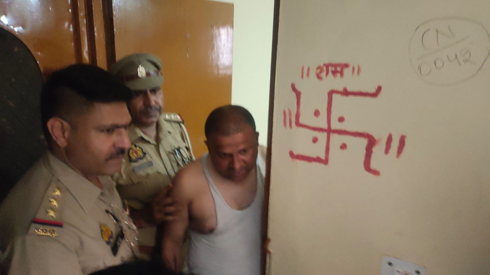 गिरधर सिंह बिष्ट के लौटने के बाद घर के बाहर लगी लोगों की भीड़, व मौजूद पुलिस फोर्स। अमर उजाला गिरधर सिंह बिष्ट के लौटने के बाद घर के बाहर लगी लोगों की भीड़, व मौजूद पुलिस फोर्स। अमर उजाला