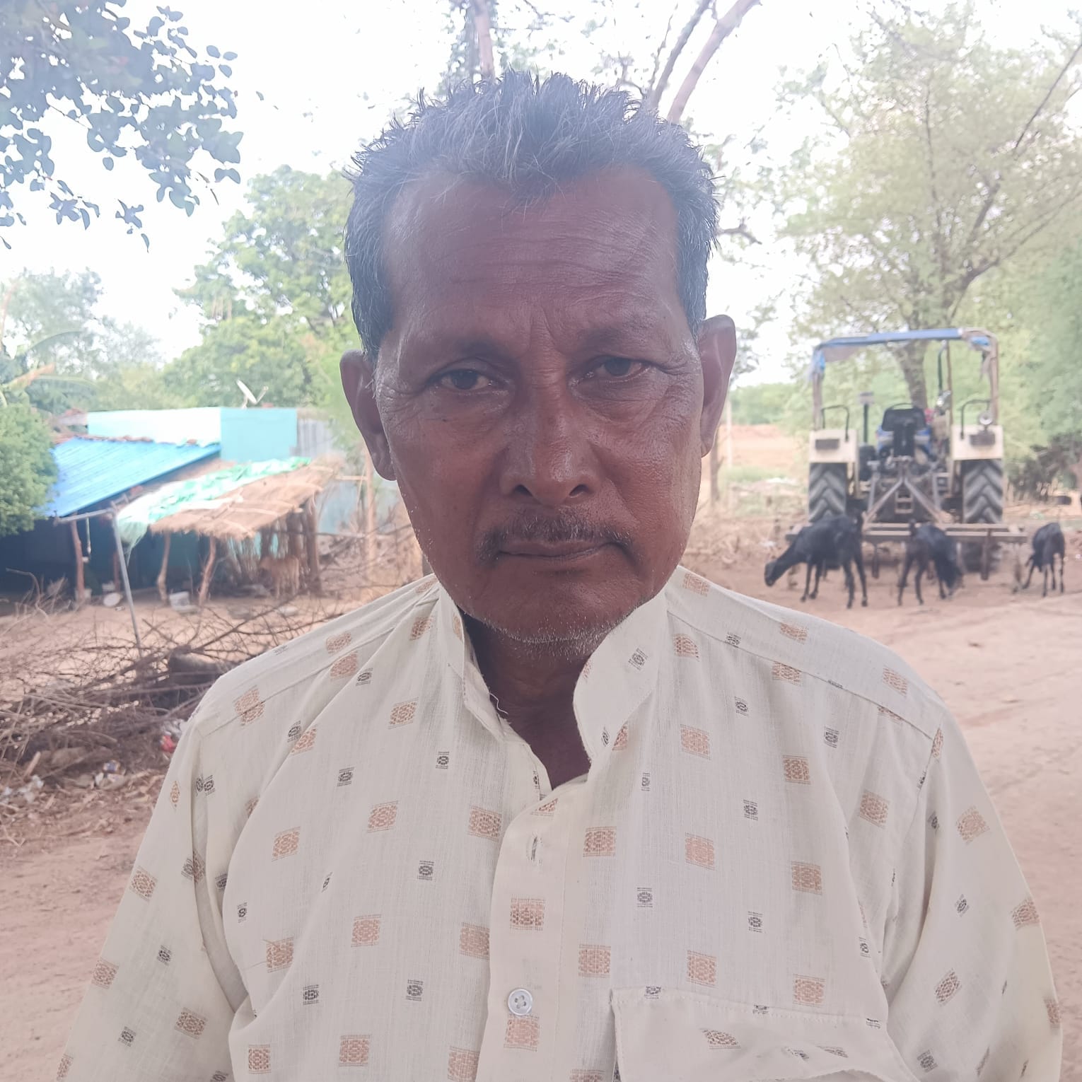 गुढ़ाकला गांव में टोटी दिखाते बुजुर्ग। संवाद