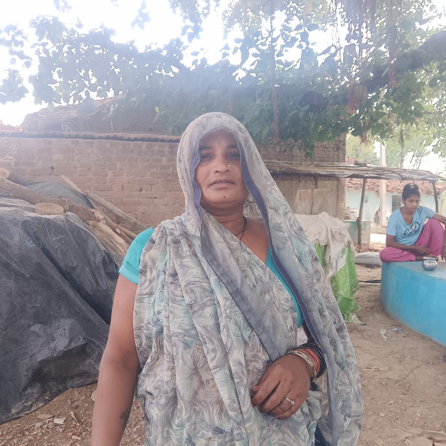 गुढ़ाकला गांव में टोटी दिखाते बुजुर्ग। संवाद