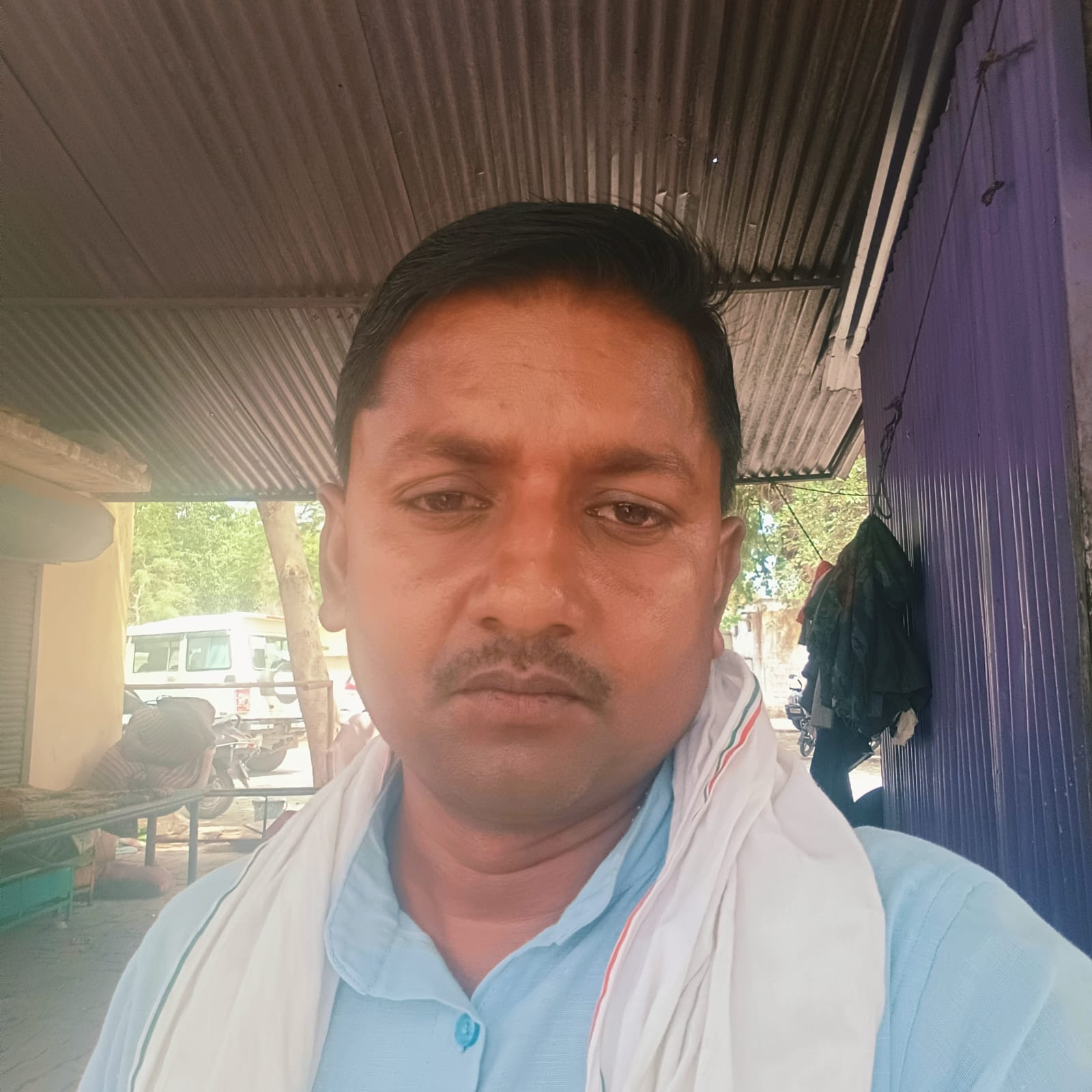 गुढ़ाकला गांव में टोटी दिखाते बुजुर्ग। संवाद