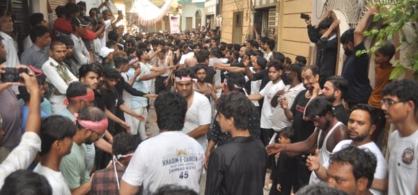 गांव बक्सर में मुहर्रम पर ताजिए का जुलूस निकालते मुस्लिम समाज के लोग। संवाद