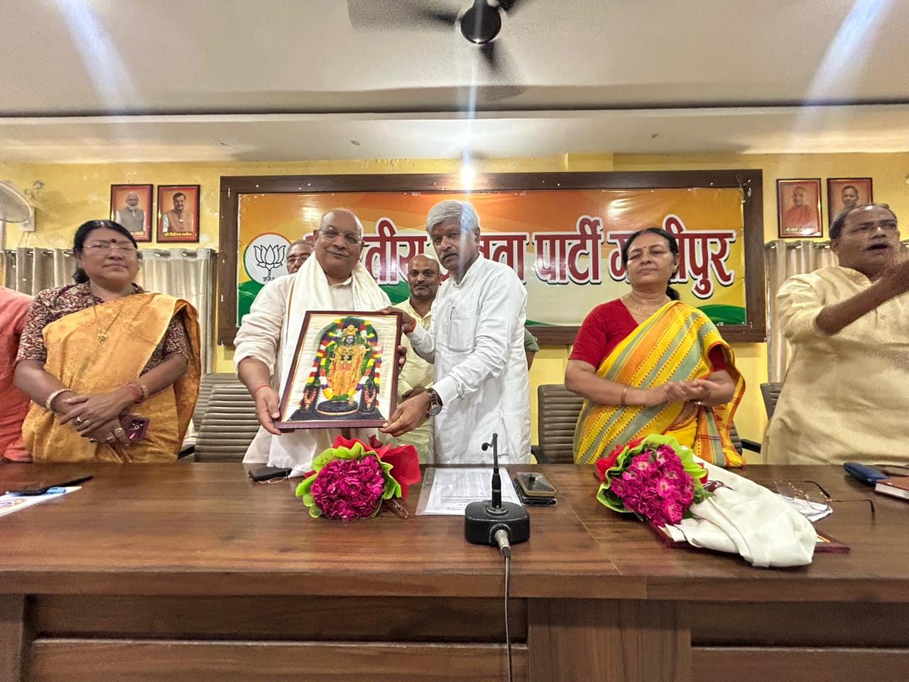 जिला कार्यालय पर भाजपा की महिला मोर्चा का प्रदेश अध्यक्ष बनी सरोज कुशवाहा को पुष्पगुच्छ देते पू