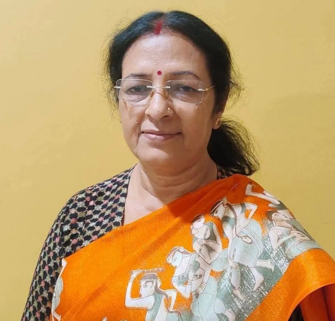 जिला कार्यालय पर भाजपा की महिला मोर्चा का प्रदेश अध्यक्ष बनी सरोज कुशवाहा को पुष्पगुच्छ देते पू