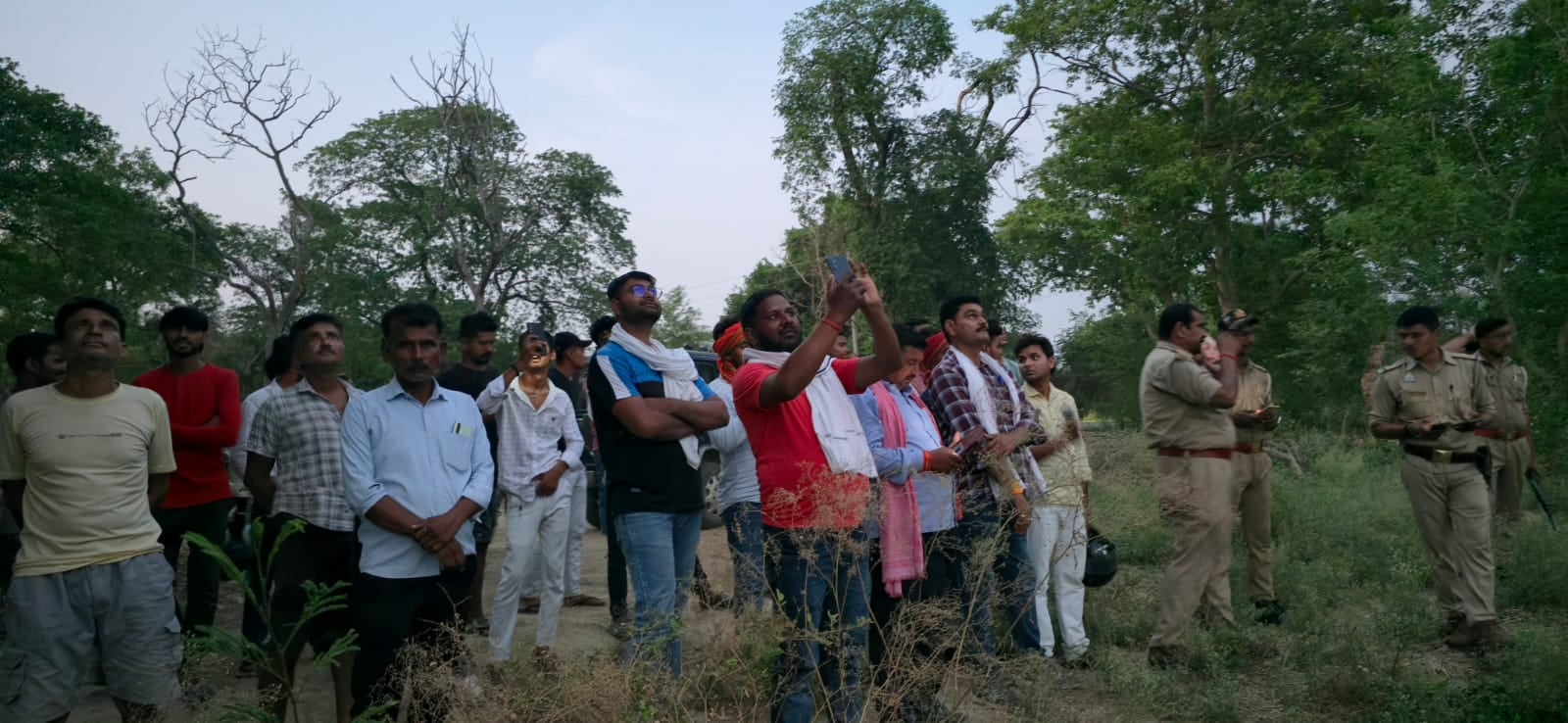 जलालपुर थाना क्षेत्र के रेहटी ग्राम के समीप बिजली पोल पर चढ़ा युवक। स्रोत-संवाद जलालपुर थाना क्षेत्र के रेहटी ग्राम के समीप बिजली पोल पर चढ़ा युवक। स्रोत-संवाद