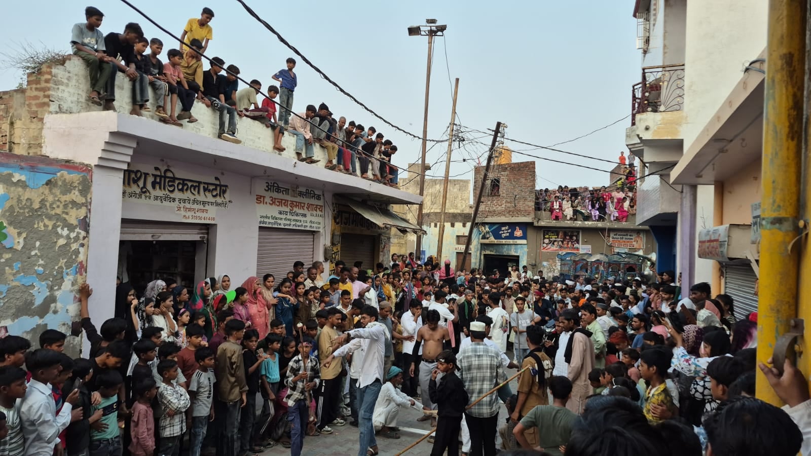 जलेसर के गांव मकसूदपुर में सजे ताजिए के पास मौजूद मुस्लिम समाज के लोग। संवाद