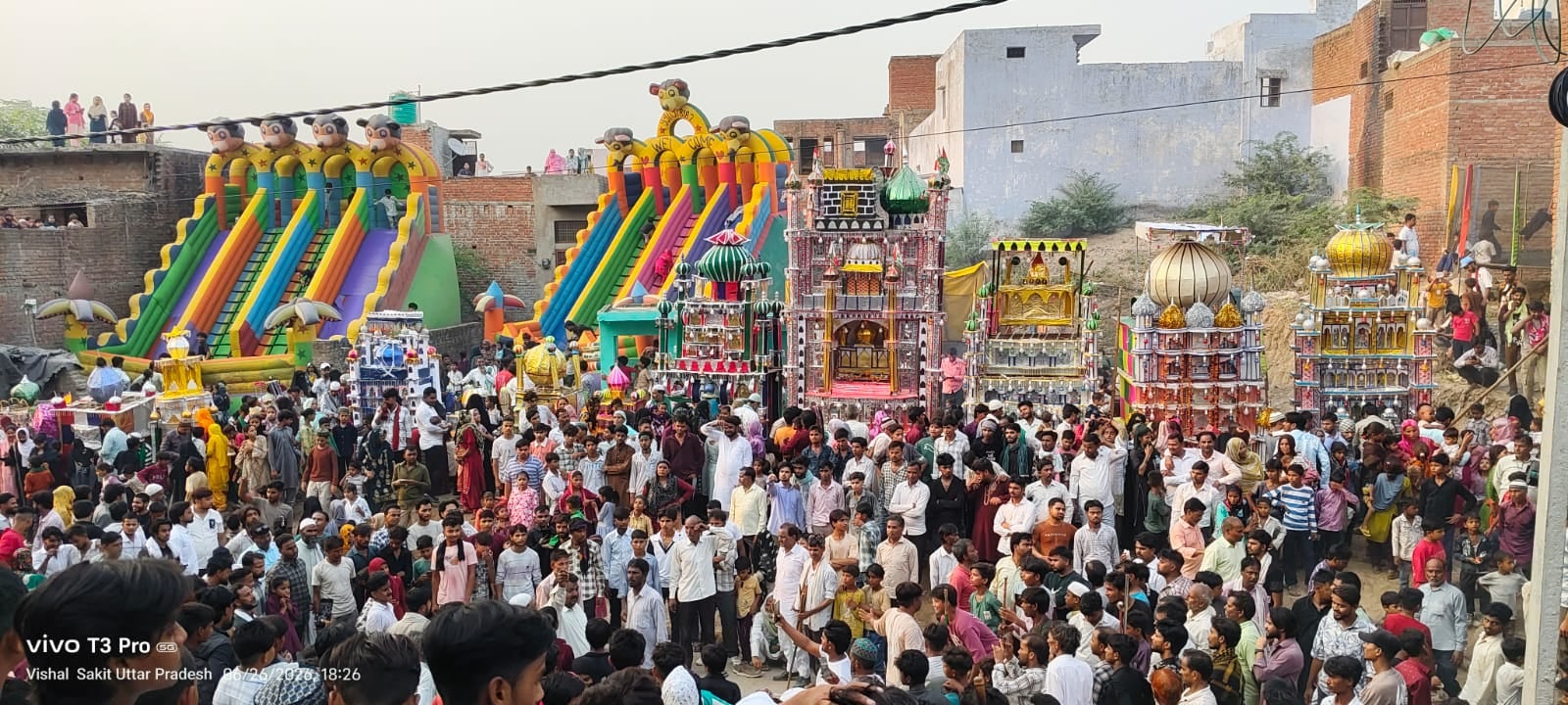 जलेसर के गांव मकसूदपुर में सजे ताजिए के पास मौजूद मुस्लिम समाज के लोग। संवाद