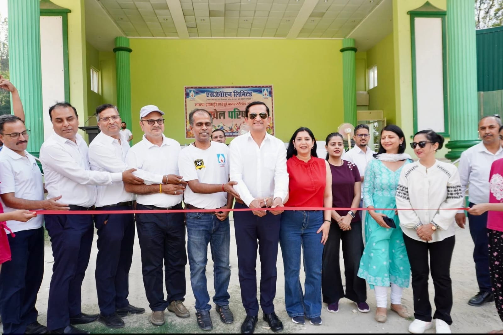झाकड़ी परियोजना में महिलाओं की क्रिकेट प्रतियोगिता के शुभारंभ अवसर पर मौजूद मुख्यातिथि और खिलाड झाकड़ी परियोजना में महिलाओं की क्रिकेट प्रतियोगिता के शुभारंभ अवसर पर मौजूद मुख्यातिथि और खिलाड