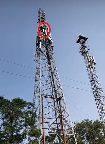 कामुपुर गांव मोबाइल के टावर पर चढ़ा युवक। स्रोत- वीडियो ग्रैब