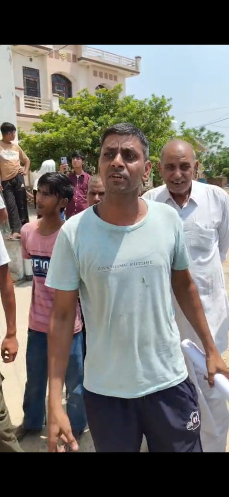 कुरुक्षेत्र। कार्रवाई के दौरान ढहाया जा रहा एक घर का गेट। संवाद कुरुक्षेत्र। कार्रवाई के दौरान ढहाया जा रहा एक घर का गेट। संवाद