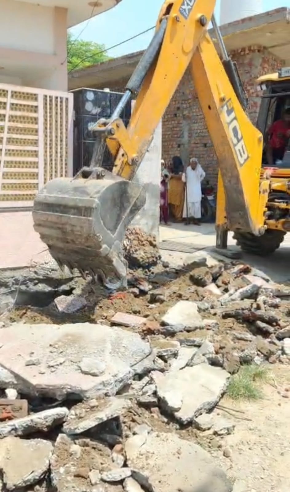 कुरुक्षेत्र। कार्रवाई के दौरान ढहाया जा रहा एक घर का गेट। संवाद कुरुक्षेत्र। कार्रवाई के दौरान ढहाया जा रहा एक घर का गेट। संवाद