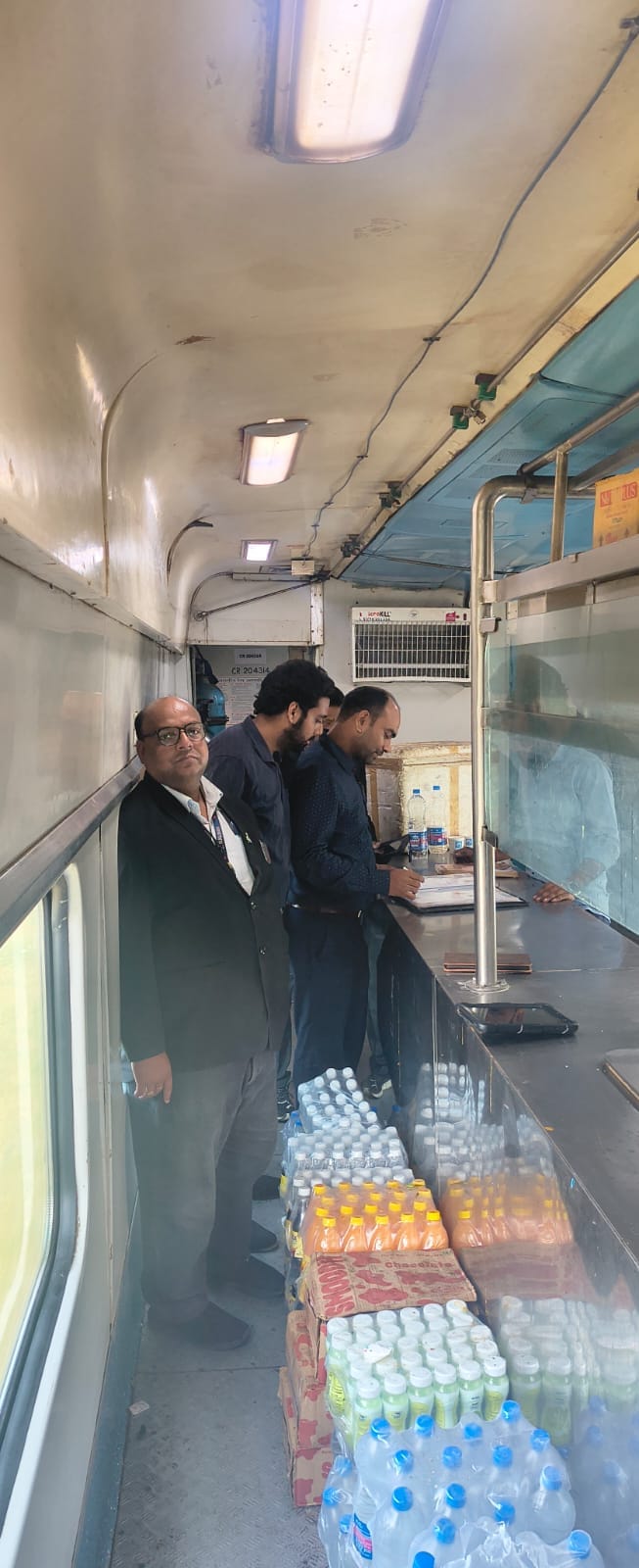 लंबी दूरी की ट्रेनों से रेलवे ने जब्त की 930 अनधिकृत पानी की बोतलें