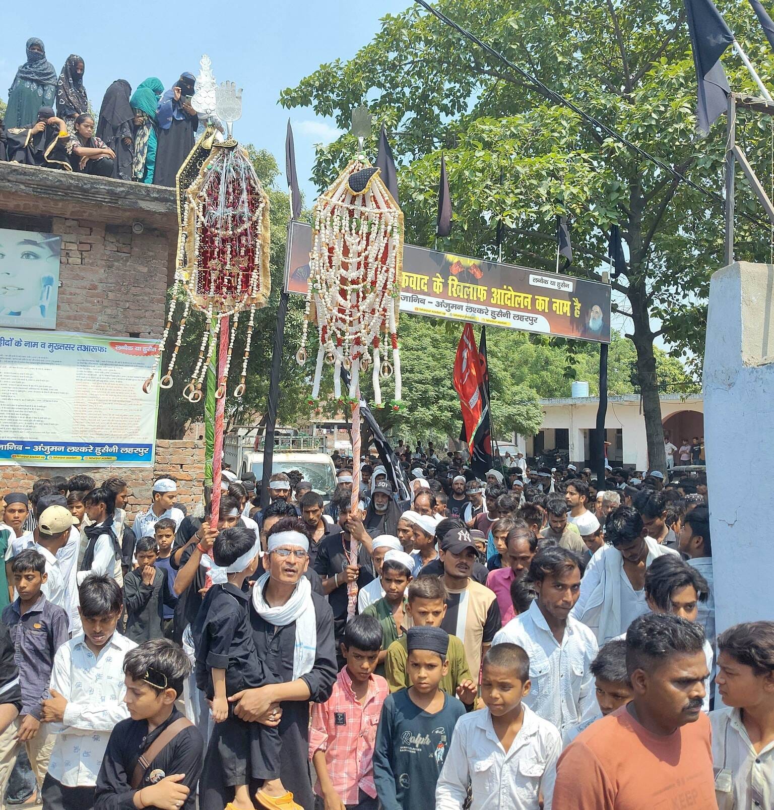 लहरपुर में निकलता ताजिये का जुलूस व महमूदाबाद में दुलदुल के साथ निकले अजादार। संवाद लहरपुर में निकलता ताजिये का जुलूस व महमूदाबाद में दुलदुल के साथ निकले अजादार। संवाद