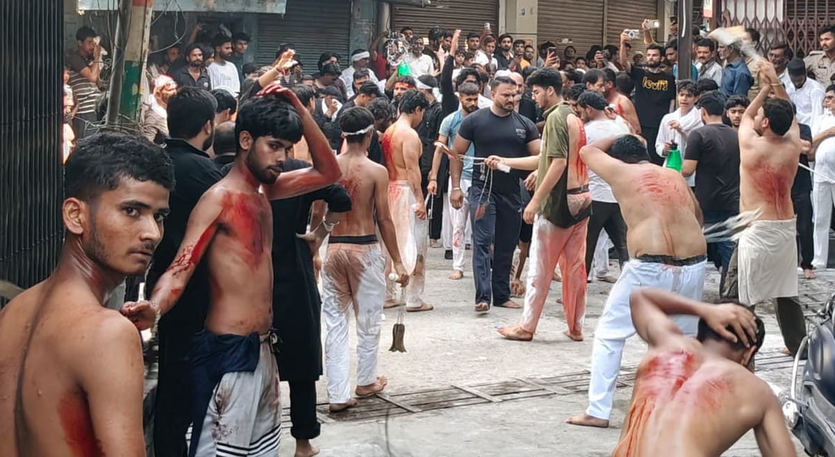 लावड़ - लावड़ कस्बे में ताजिया निकालते सौगवार। स्रोत : स्वयं लावड़ - लावड़ कस्बे में ताजिया निकालते सौगवार। स्रोत : स्वयं