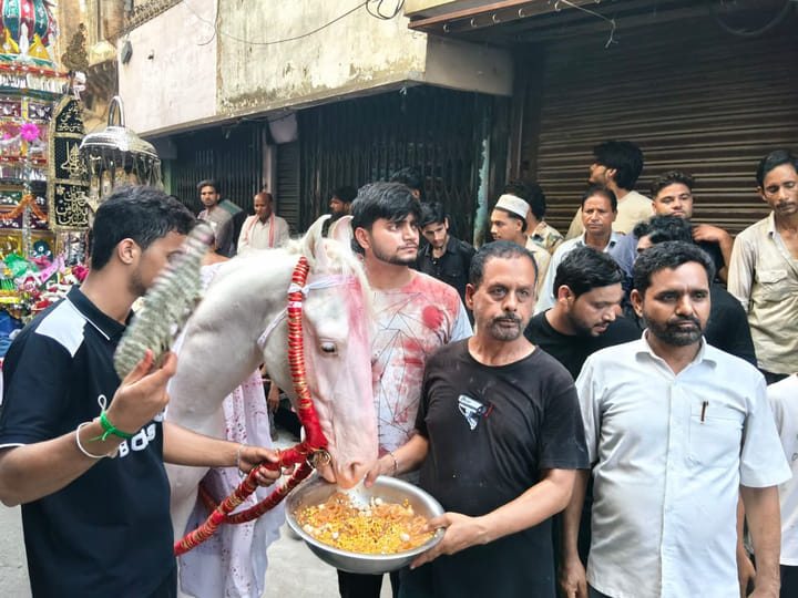 लावड़ - लावड़ कस्बे में ताजिया निकालते सौगवार। स्रोत : स्वयं लावड़ - लावड़ कस्बे में ताजिया निकालते सौगवार। स्रोत : स्वयं