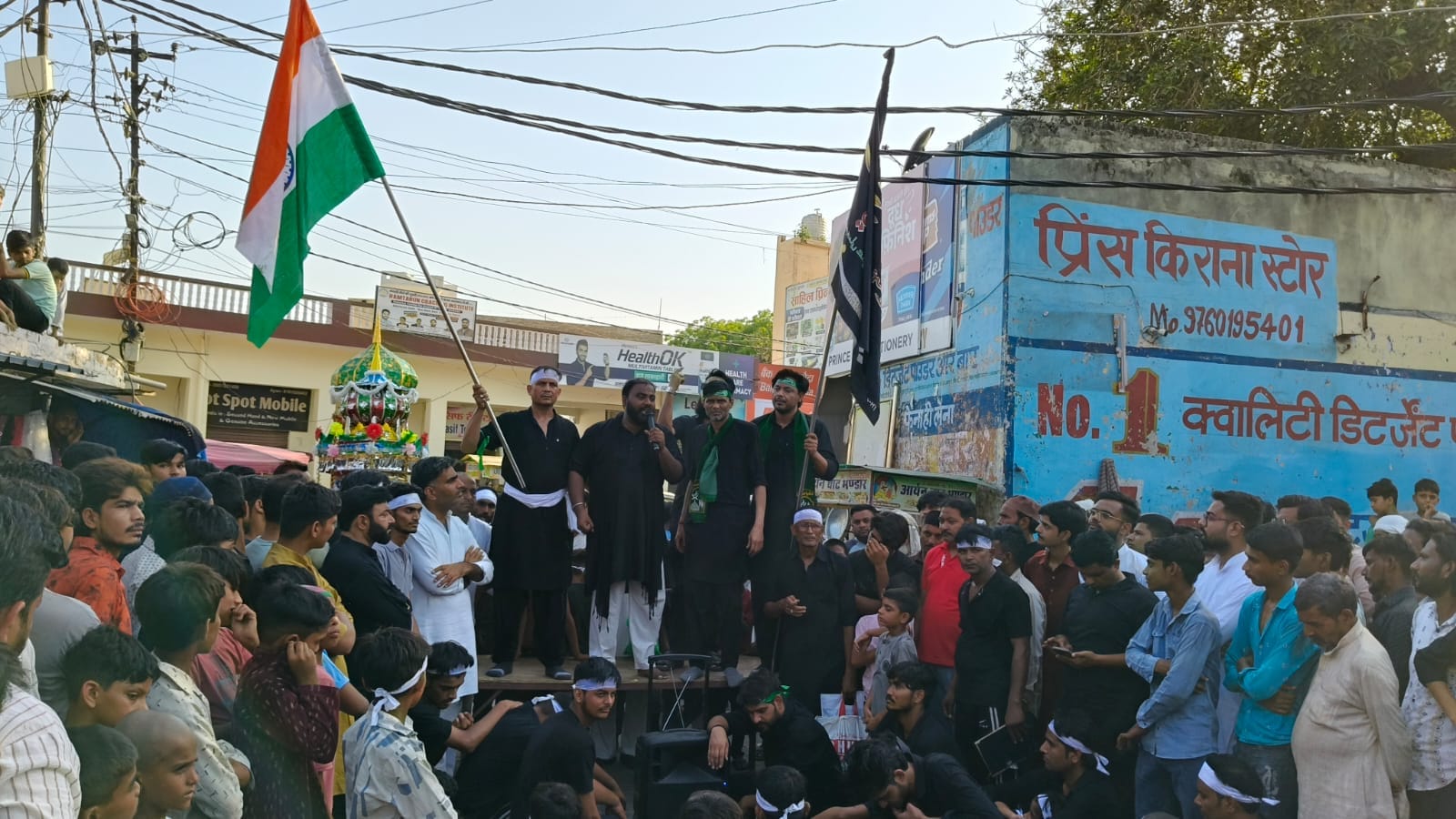 लावड़ - लावड़ कस्बे में ताजिया निकालते सौगवार। स्रोत : स्वयं लावड़ - लावड़ कस्बे में ताजिया निकालते सौगवार। स्रोत : स्वयं