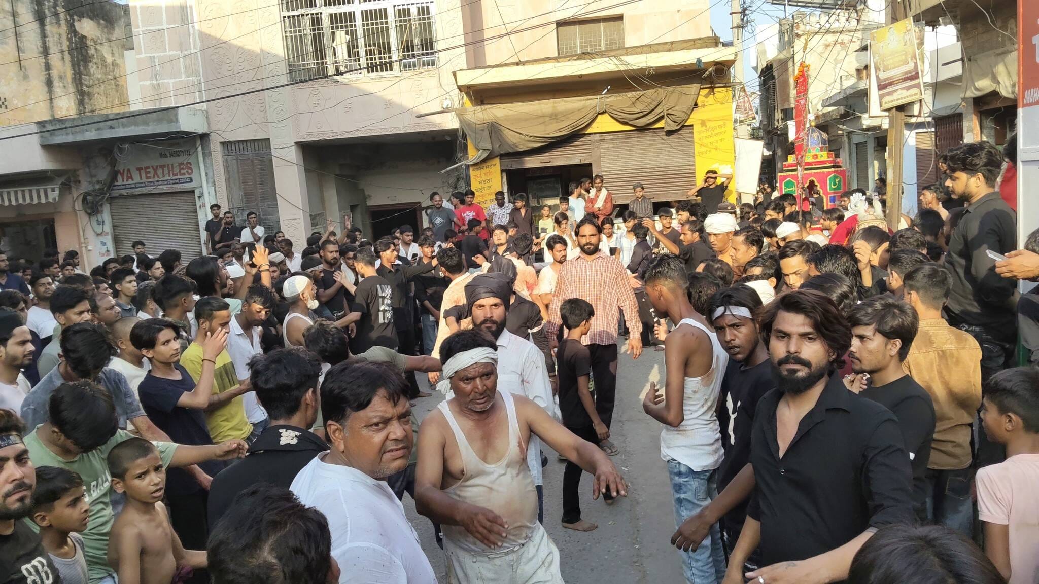 लावड़ - लावड़ कस्बे में ताजिया निकालते सौगवार। स्रोत : स्वयं लावड़ - लावड़ कस्बे में ताजिया निकालते सौगवार। स्रोत : स्वयं