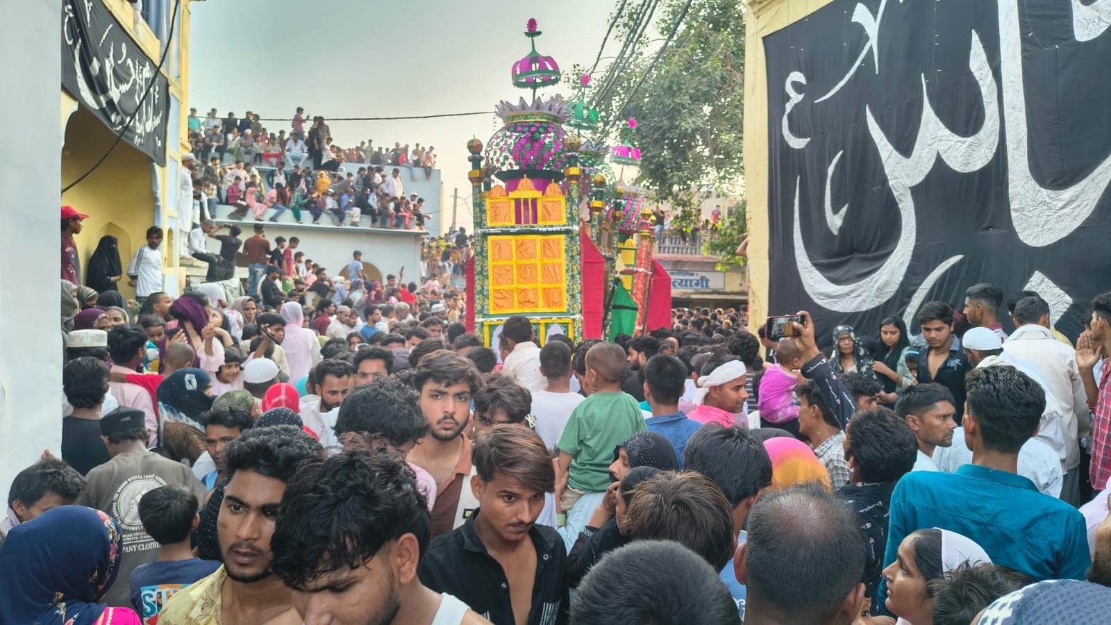 लावड़ - लावड़ कस्बे में ताजिया निकालते सौगवार। स्रोत : स्वयं लावड़ - लावड़ कस्बे में ताजिया निकालते सौगवार। स्रोत : स्वयं