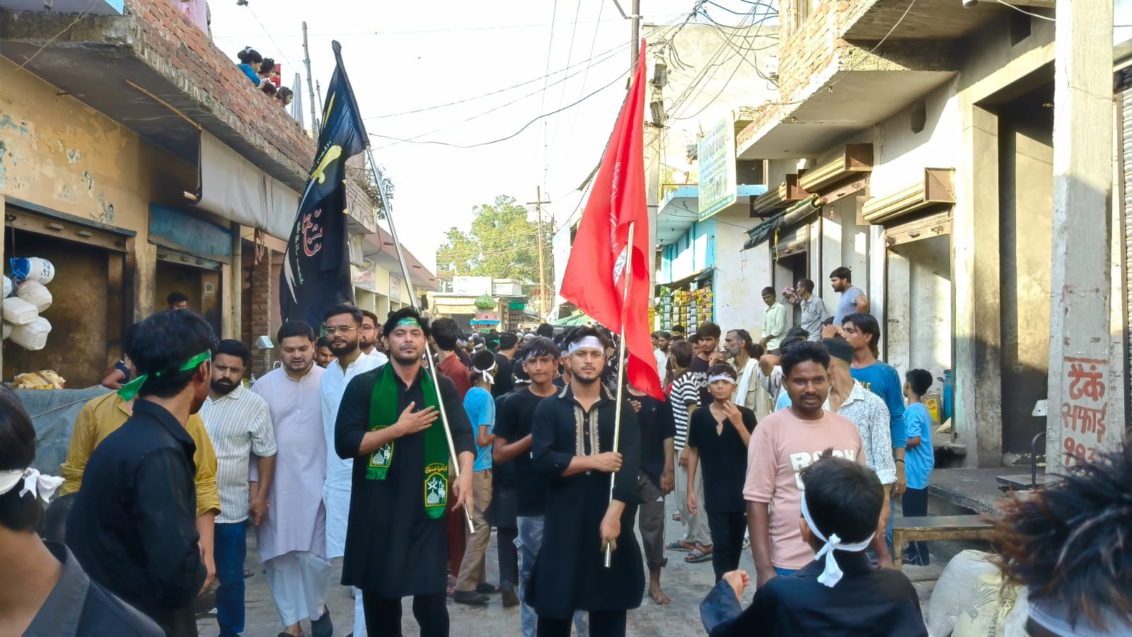लावड़ - लावड़ कस्बे में ताजिया निकालते सौगवार। स्रोत : स्वयं लावड़ - लावड़ कस्बे में ताजिया निकालते सौगवार। स्रोत : स्वयं
