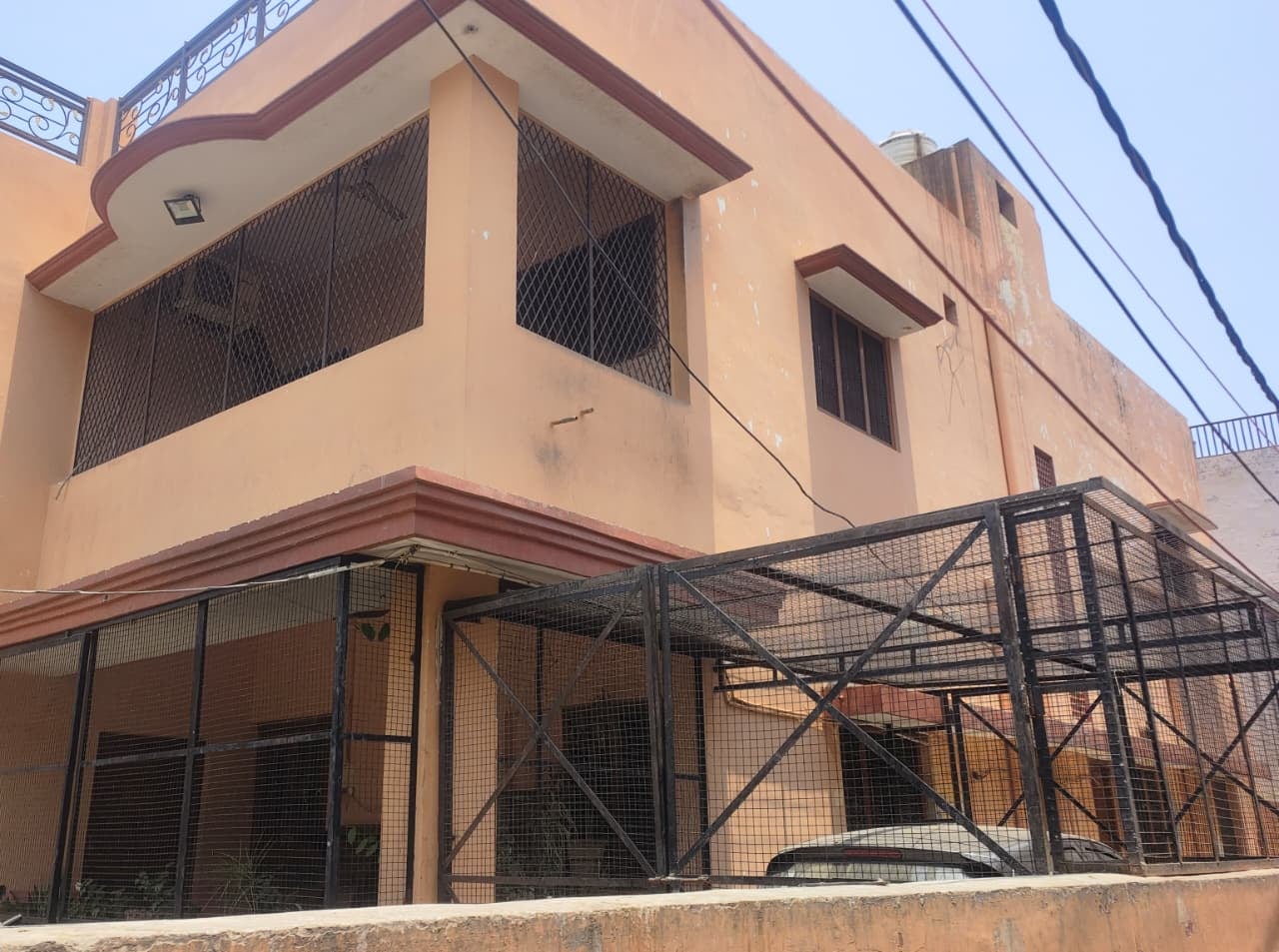 मोहल्ला शाहपुरा कोठी में छत की रेलिंग पर बैठे बंदर। संवाद मोहल्ला शाहपुरा कोठी में छत की रेलिंग पर बैठे बंदर। संवाद
