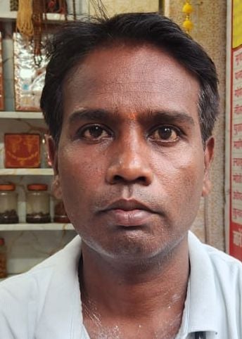 मोहल्ला शाहपुरा कोठी में छत की रेलिंग पर बैठे बंदर। संवाद मोहल्ला शाहपुरा कोठी में छत की रेलिंग पर बैठे बंदर। संवाद