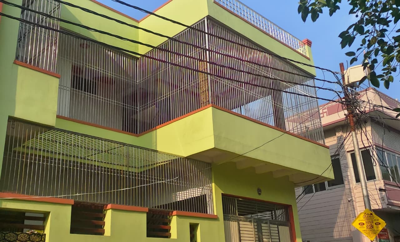 मोहल्ला शाहपुरा कोठी में छत की रेलिंग पर बैठे बंदर। संवाद मोहल्ला शाहपुरा कोठी में छत की रेलिंग पर बैठे बंदर। संवाद