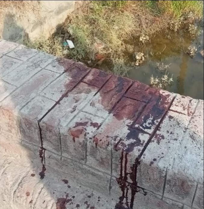 महेवा में शव मिलने के बाद जुटी भीड़। संवाद