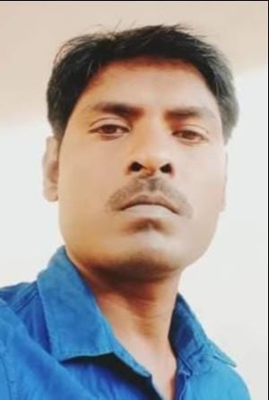 महेवा में शव मिलने के बाद जुटी भीड़। संवाद
