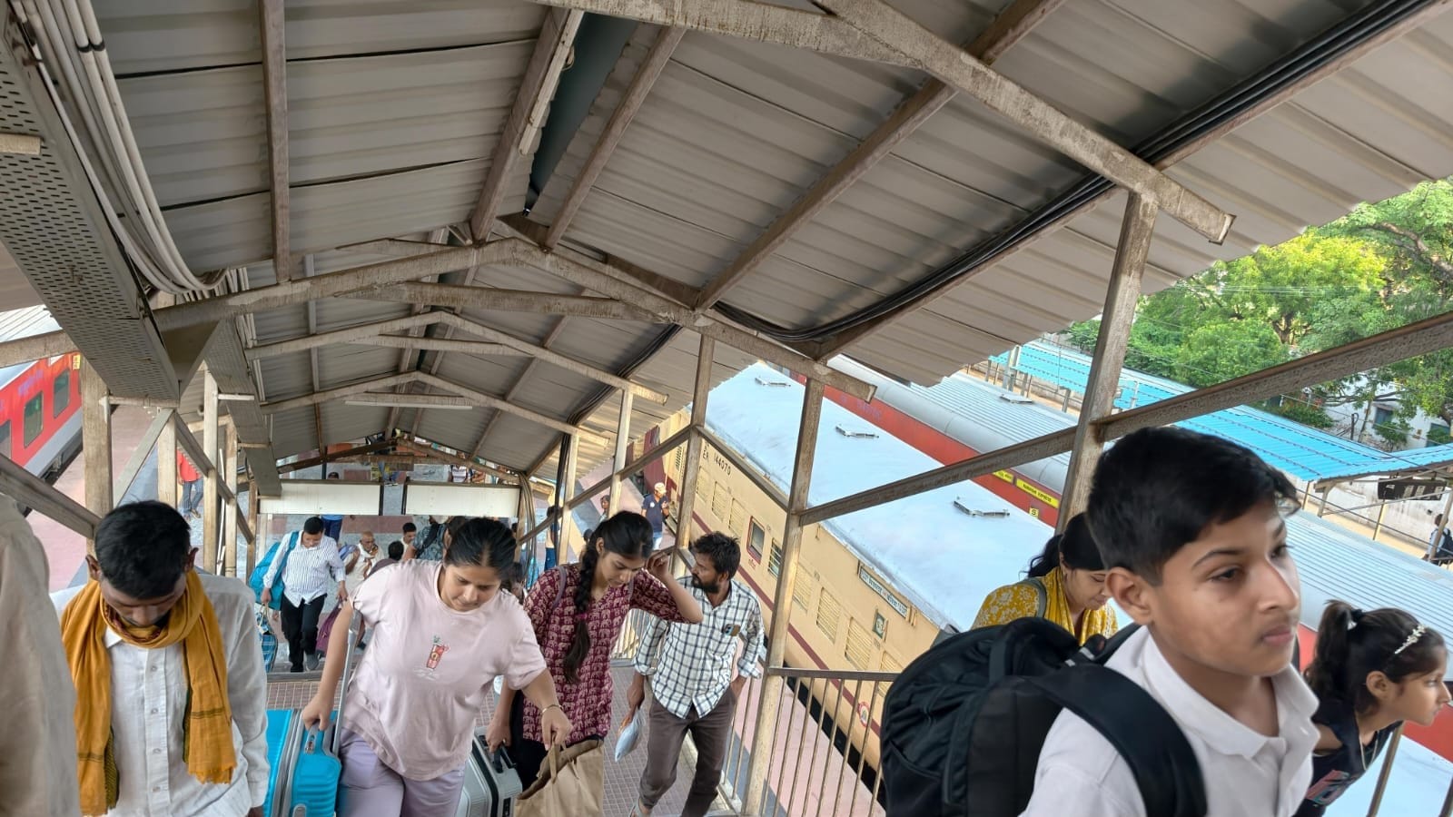 नगर के रेलवे स्टेशन के प्लेटफार्म नंबर दो का खराब पड़ा लिफ्ट। संवाद नगर के रेलवे स्टेशन के प्लेटफार्म नंबर दो का खराब पड़ा लिफ्ट। संवाद
