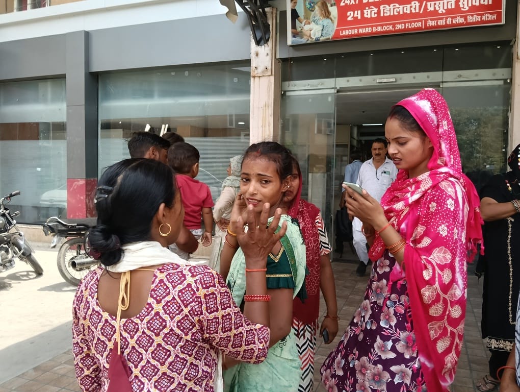 नागरिक अस्पताल में विलाप करती सोनम की मां को संभालते परिजन। संवाद