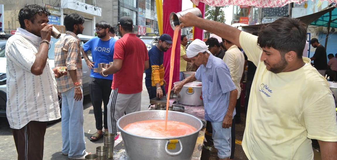 निर्जला एकादशी पर छबील लगाकर कमाया पुण्य
