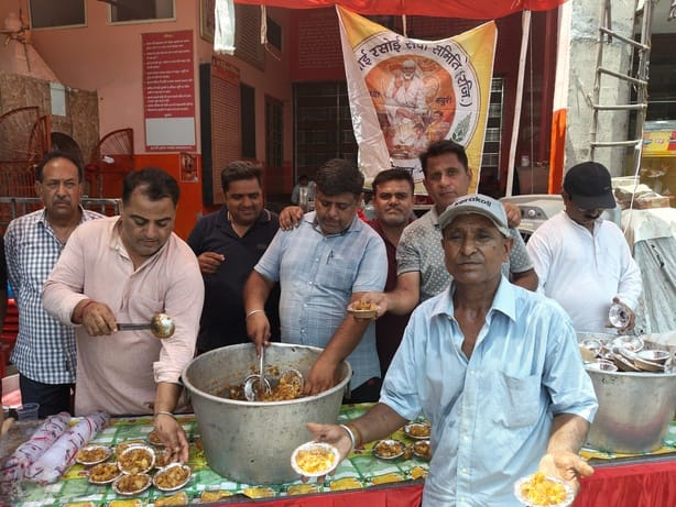 निर्जला एकादशी पर राहगीरों को आलू का प्रसाद बांटते समिति के सदस्य। निर्जला एकादशी पर राहगीरों को आलू का प्रसाद बांटते समिति के सदस्य।