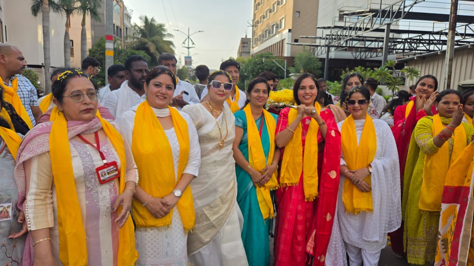 पालकी यात्रा का स्वागत करते श्रद्धालु। पालकी यात्रा का स्वागत करते श्रद्धालु।