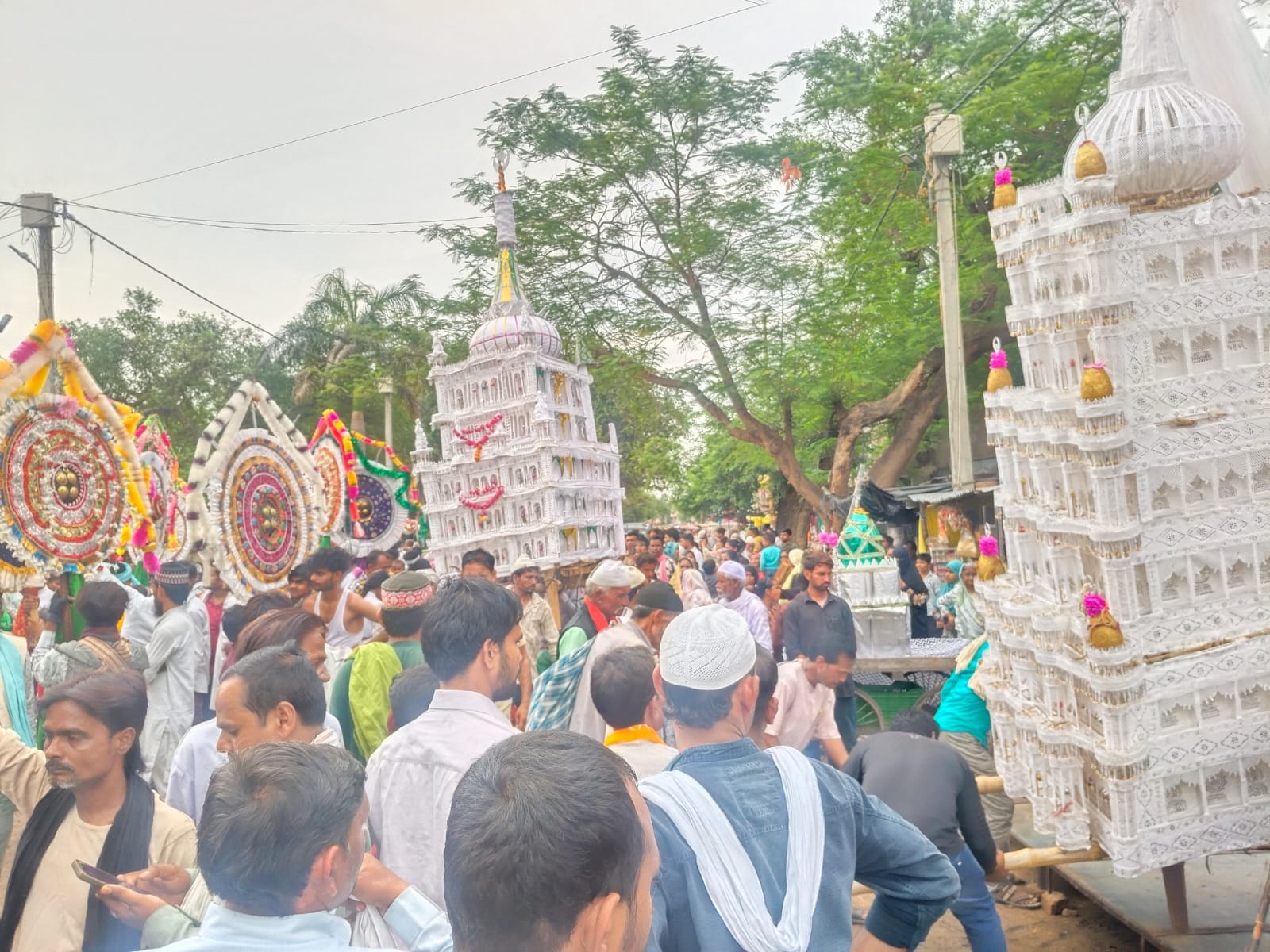पैलानी के खप्टिहा कलां गांव में ताजिया निकालते अकीदतमंद। संवाद