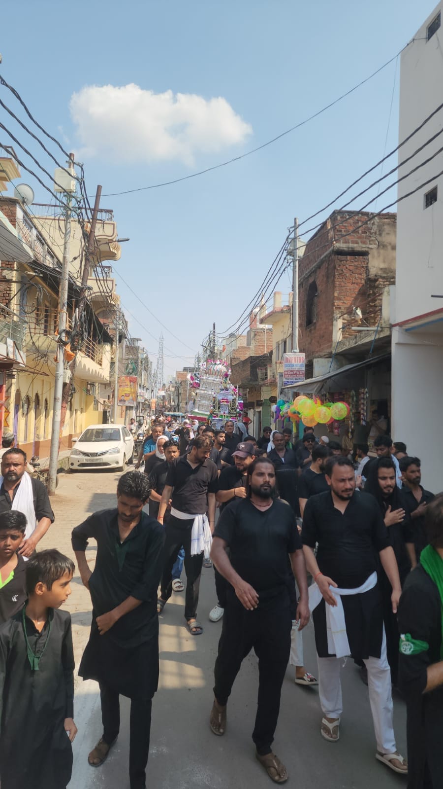 पैलानी के खप्टिहा कलां गांव में ताजिया निकालते अकीदतमंद। संवाद