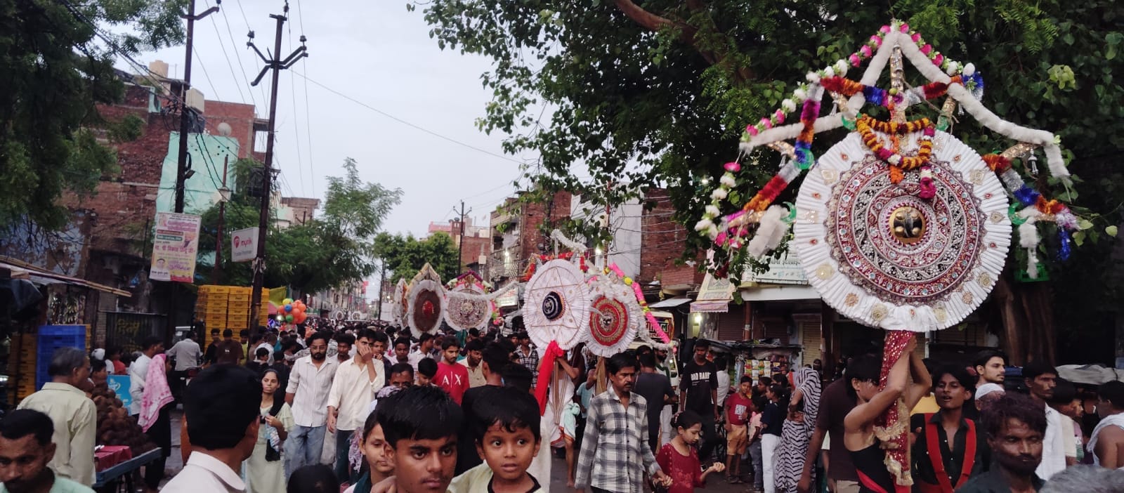 पैलानी के खप्टिहा कलां गांव में ताजिया निकालते अकीदतमंद। संवाद