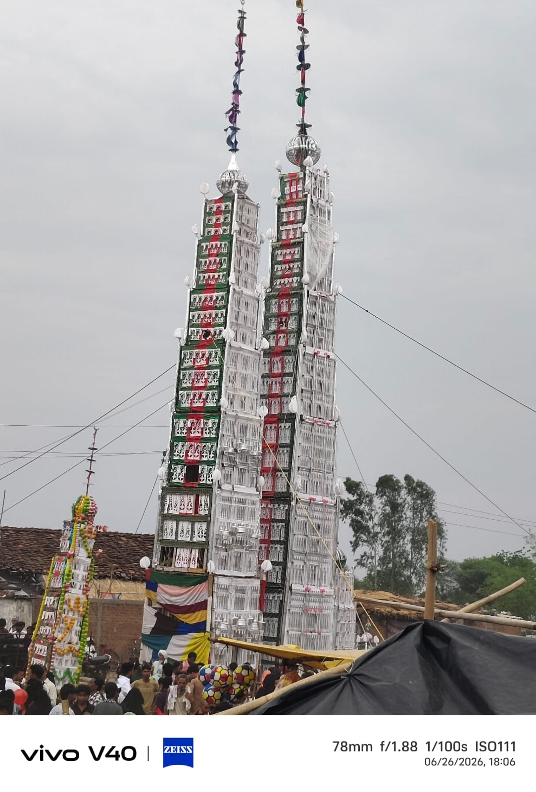 पैलानी के खप्टिहा कलां गांव में ताजिया निकालते अकीदतमंद। संवाद