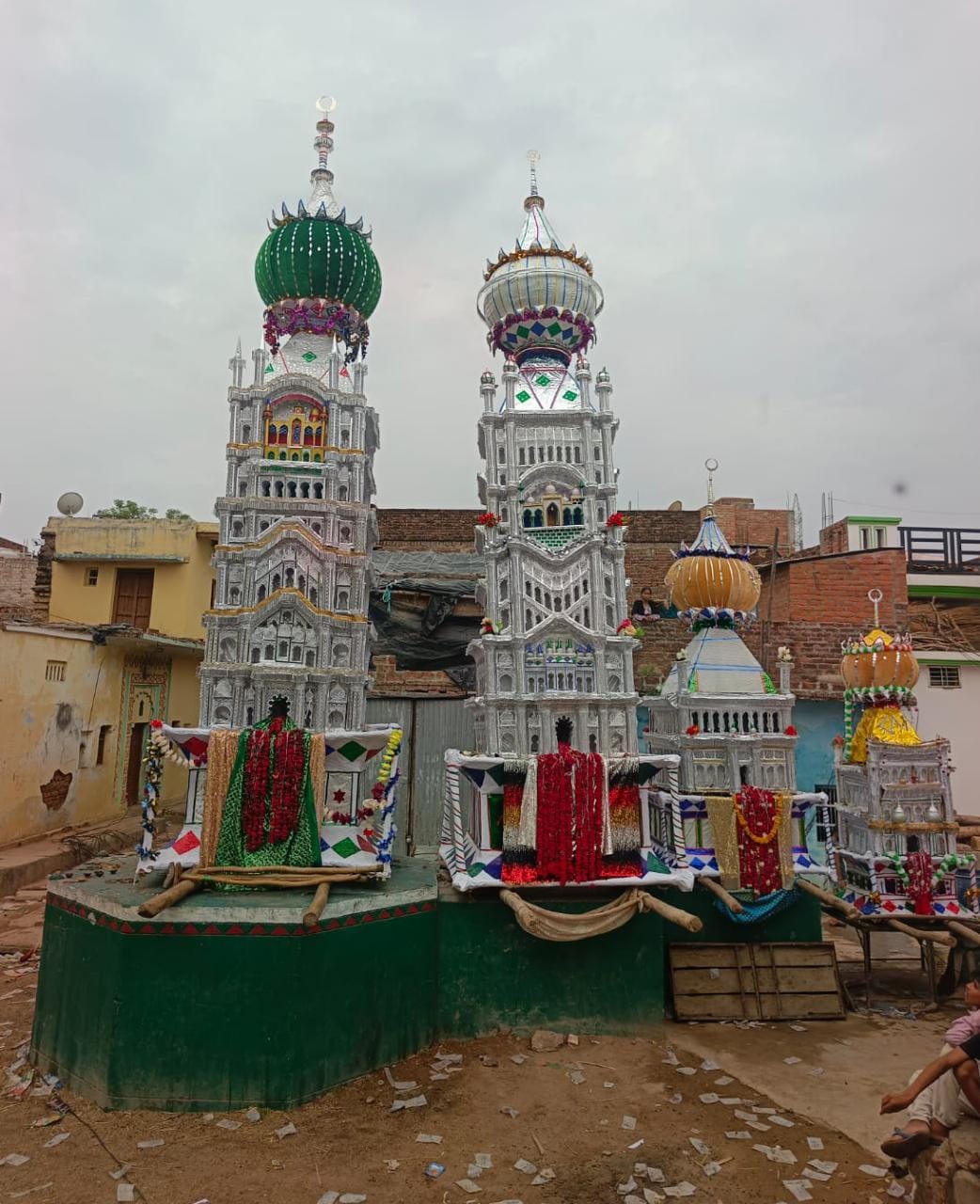 पैलानी के खप्टिहा कलां गांव में ताजिया निकालते अकीदतमंद। संवाद