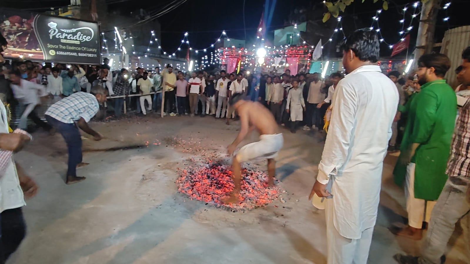 पैलानी के खप्टिहा कलां गांव में ताजिया निकालते अकीदतमंद। संवाद