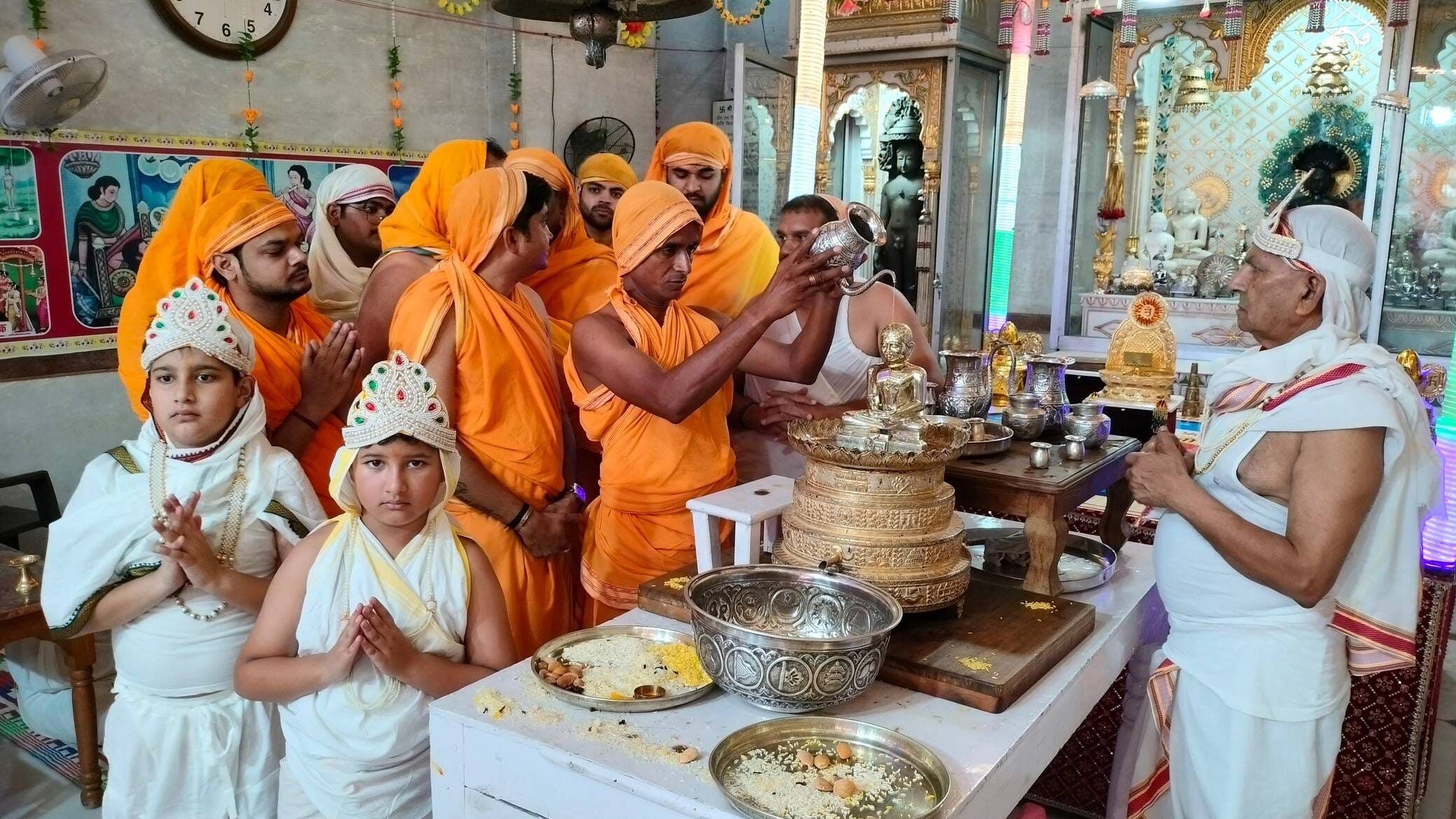 प्राचीन दिगंबर जैन बड़े मंदिर में पूजा अर्चना करते श्रद्धालु स्रोत संवाद प्राचीन दिगंबर जैन बड़े मंदिर में पूजा अर्चना करते श्रद्धालु स्रोत संवाद